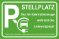 Preview: Hinweisschild im Querformat grün mit weißem Text Stellplatz für E-Autos